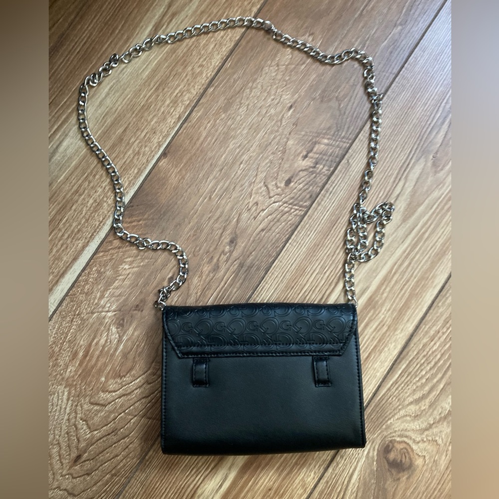 NWOT Guess Small Black Embossed Logo with Silver Chain - Picture 2 of 4